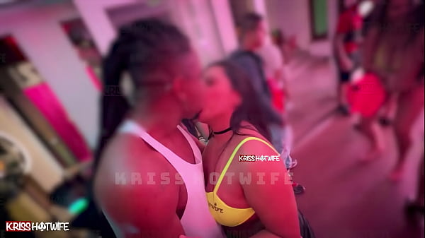 Beijando outro na festa na frente do meu corno / Kissing another at the party in front of my cuckold