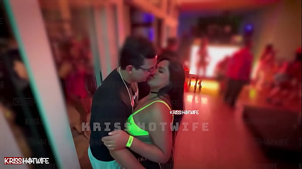 Beijando outro na festa na frente do meu corno / Kissing another at the party in front of my cuckold