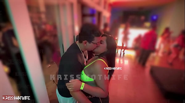 Beijando outro na festa na frente do meu corno / Kissing another at the party in front of my cuckold