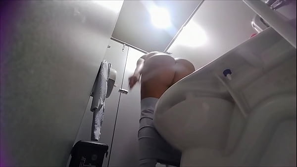 Latin lány nagy segge közben pisil a nyilvános wc-ben