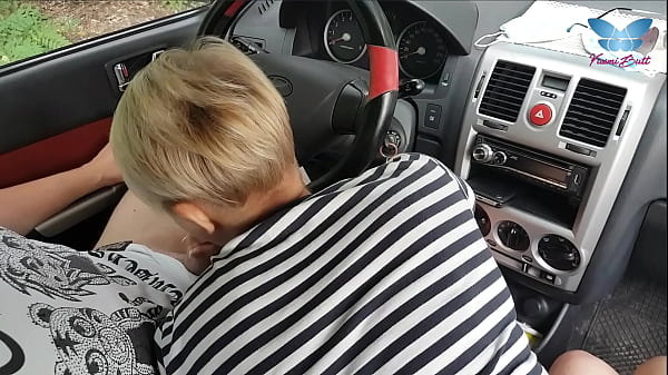 Короткостриженная шалава отсосала чуваку прямо в машине