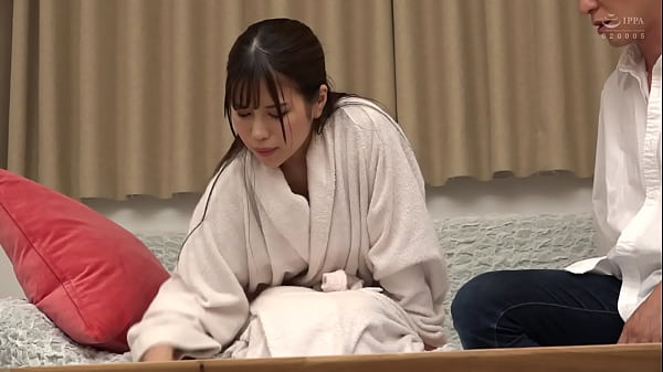 【NTR】夫婦の記念日にヌードフォトに挑んだ美しい妻…しかしそれは変態的趣味を持つ夫の罠。若い男性モデルに迫られ、近くに夫がいるのに愛液でヌルヌルになってしまう自分のカラダに驚く背徳妻【メモリアルヌードフォト撮影