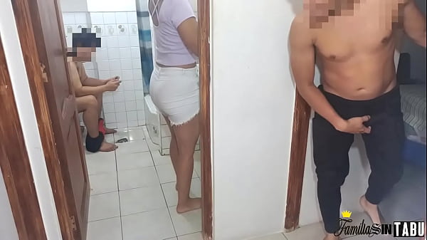 Puta madrastra se deja follar por su hijastro cuando su marido esta en el baño, casi los pillan hijastro suertudo le rompe el culo grande a su madrastra pervertida