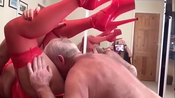 Öreg pasi szexel érett harisnyás magas sarkús feleséggel