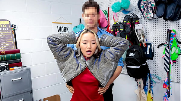 Guarda despindo a jovem para recuperar os itens roubados - Lyftersex