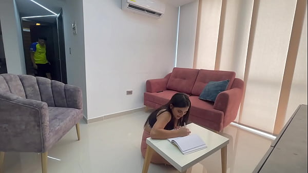 Descubro que soy el amor imposible de mi timida hermanastra y la follo para guardar el secreto y no decirle a mis padrastros.