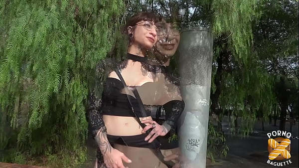 Elea, magnifique brunette, veut sortir de la routine
