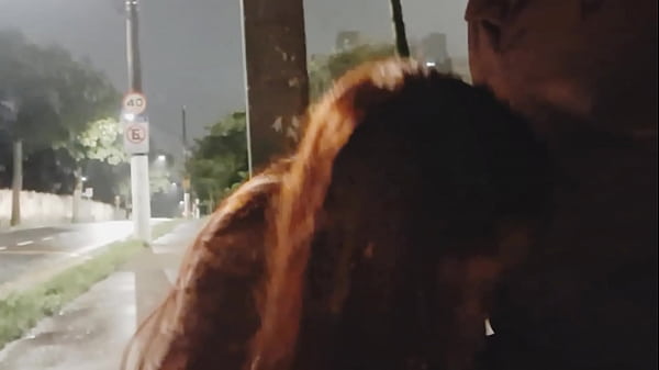 Punheta arriscada para gostosa no ponto de ônibus!