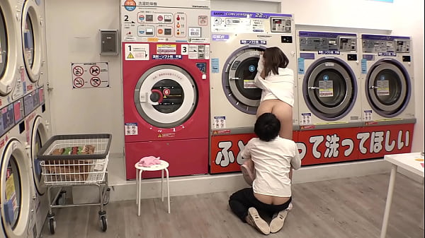 https://bit.ly/3GXO1Mz コインランドリーで薄着の美女と2人きり。油断してる女のチラリズムに我慢できなくなった僕は…パート1