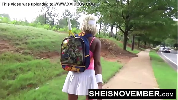 Dei a um colega jogador de tênis um boquete ajoelhado depois de perder uma partida em público, meus seios e mamilos naturais para fora, uma prostituta de ébano peituda, chamada Sheisnovember, exibindo sua bunda grande e calcinha