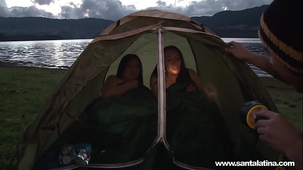 SANTALATINA : Two friends want to try a lesbian adventure. They lock themselves in the tent to have sex, but when the boyfriend discovers them and a difficult situation is created