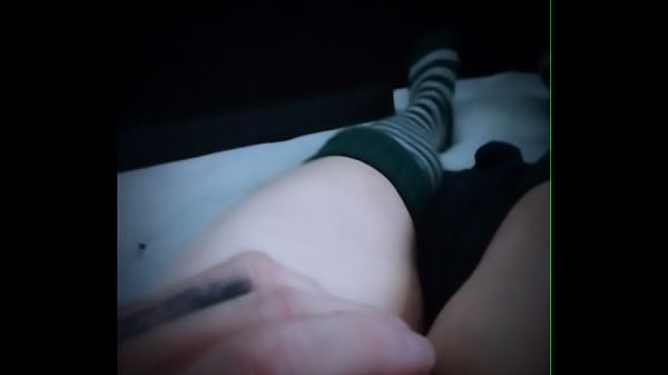 Kövér fiú magában játszik zokniban