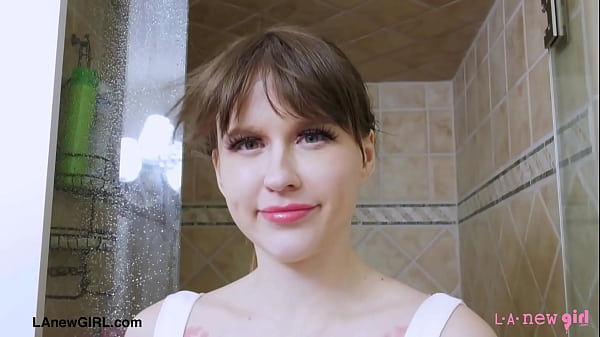 Garota loira atraente tomou banho