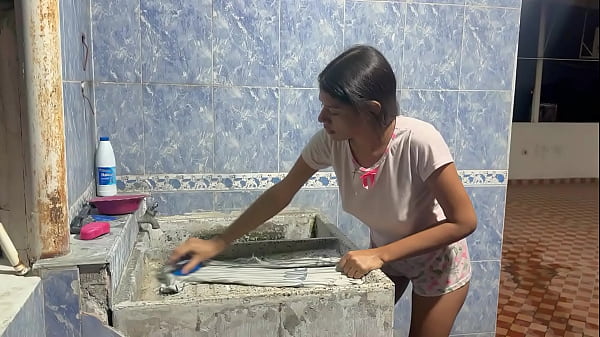 Azoto y me follo a mi hermanastro a cambio de lavar su camisa de trabajo, hasta sacar su leche