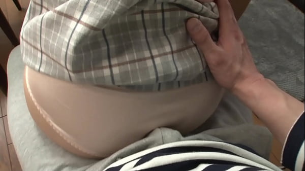 https://bit.ly/3KG9Gvb じゃれて突然膝の上に座ってきた女のお尻が股間にピタ！！お尻を動かす度に膨らむ僕のチンコに気付いた彼女は…第2弾 パート1