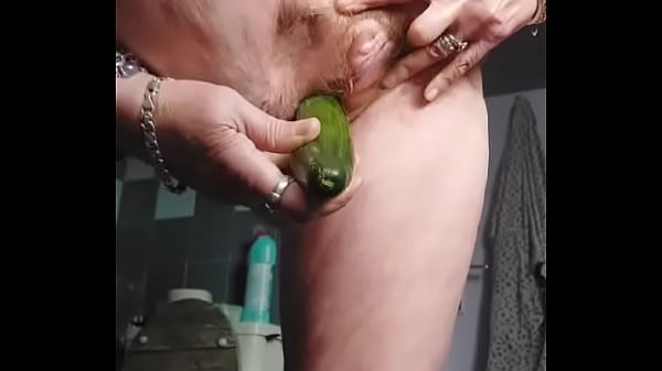 Oma neukt harige kut met komkommer