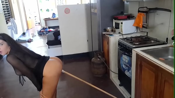 Híres mexikói influenszer konyhában maszturbál seprűnyéllal