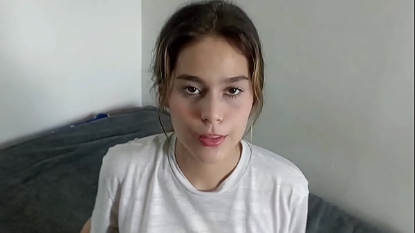 Mi pequeña hermanastra me convence con una dura follada por el culo a cambio de que la deje tener novio. Me corro adentro de ella.