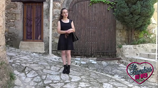 Amandine se laisse guider par la coquine Marie