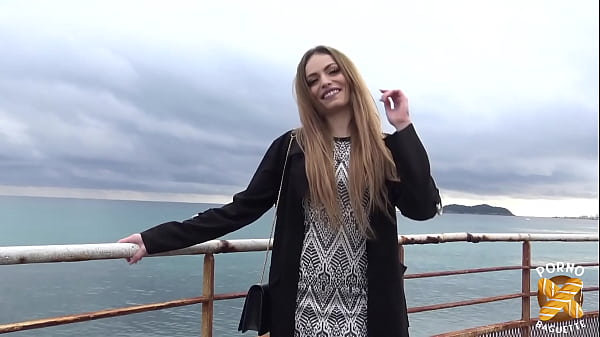 Clara, belle étudiante, est très chaude pour baiser son formateur