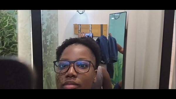 Eu sabia o que tinha que fazer depois de usar o cartão dele no shopping: ajoelhei-me e chupei o pau dele sem camisinha - Jhodez1