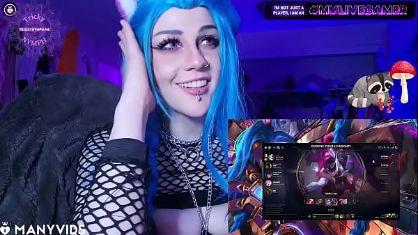 Egirl Kitten Jinx pisca os peitos enquanto joga