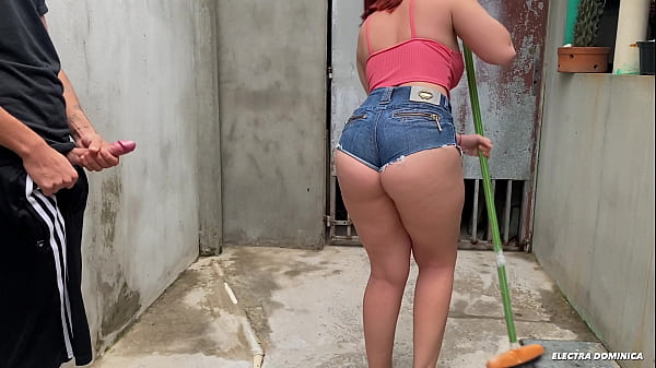 Contratei essa empregada para limpar a obra, ela é muito safada, fiquei louco de tesão com essa bunda