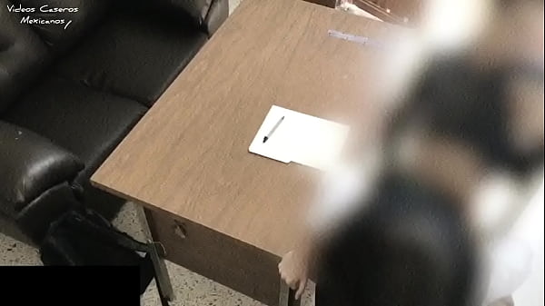 PROFESOR de Matemáticas se COGE a su ALUMNA en su OFICINA, Ella le Pide Ayuda, le Ofrece el Culo para Obtener Mejores CALIFICACIONES y le CHUPA la VERGA para Convencerlo !! Estudiantes Mexicanas! / Math Teacher Fucking Latina !