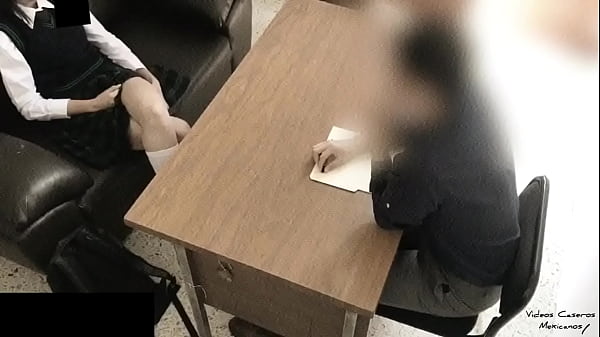 PROFESOR de Matemáticas se COGE a su ALUMNA en su OFICINA, Ella le Pide Ayuda, le Ofrece el Culo para Obtener Mejores CALIFICACIONES y le CHUPA la VERGA para Convencerlo !! Estudiantes Mexicanas! / Math Teacher Fucking Latina !