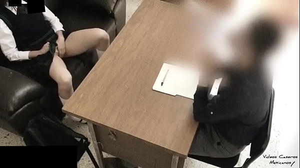 PROFESOR de Matemáticas se COGE a su ALUMNA en su OFICINA, Ella le Pide Ayuda, le Ofrece el Culo para Obtener Mejores CALIFICACIONES y le CHUPA la VERGA para Convencerlo !! Estudiantes Mexicanas! / Math Teacher Fucking Latina !