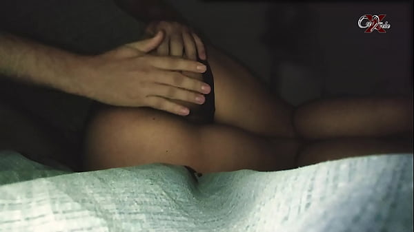 Me follo a mi hermanastra en la cama de mi madrastra y le pongo mi polla en su culo hasta llenarlo y que se salga por su culo caliente