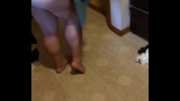 mãe gordinha mostra bunda após chuva