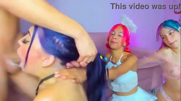 Garota de cabelo roxo é fodida na garganta e deixa o pau babando