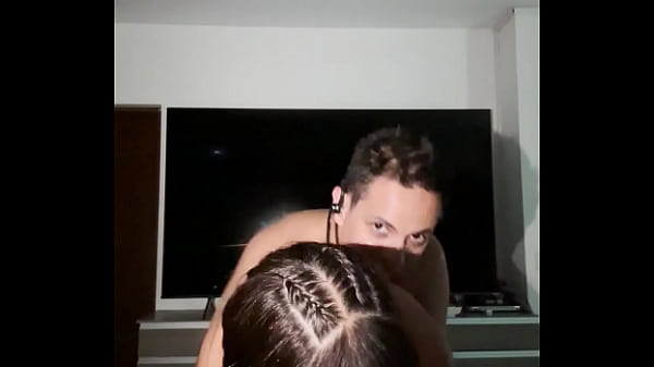 Le meto el dedo por el culo para que me lo de