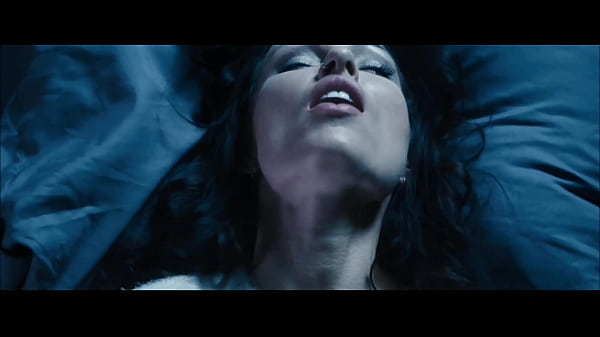 Aria London - Deadly Crush - 2018 - Follada por un fantasma en la cama - Tremenda MILF con tremendas tetas follando con el hombre invisible