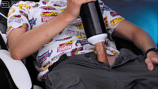 Cara excitado usa um vibrador automático que proporciona um orgasmo poderoso ao seu pênis grande e duro, fazendo-o pulsar.