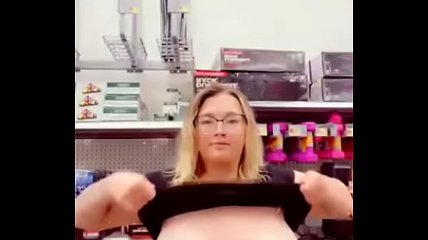 Exibindo meus peitos no walmart