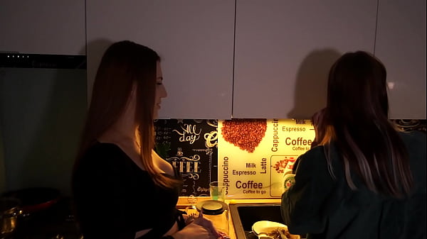 Сёстры шлюшки обменялись своими парнями и соснули хуйца