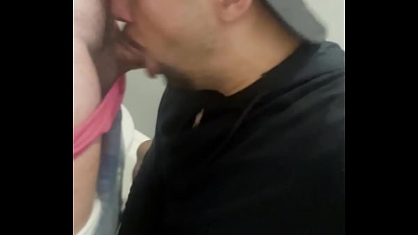 Chupei o rabão do ativo com tesão depois recebi aquela pica dura toda no meu rabo