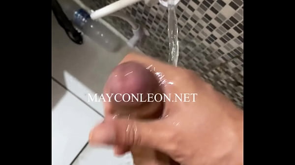 Meleg férfi zuhany alatt élvez