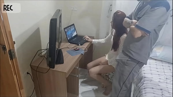 Novinha sozinha em casa recebe o manutencista tarado! Câmera escondida