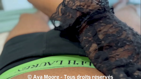 Belle salope branle et suce une belle bite pleine de foutre avec des gants en dentelle. Il gicle partout!