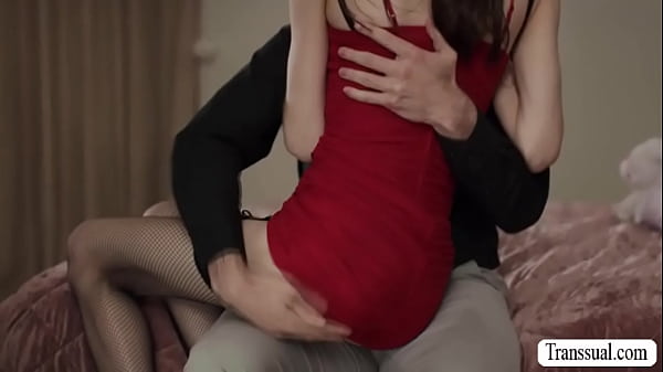 O padrasto analisou seu sedutor TS enteado