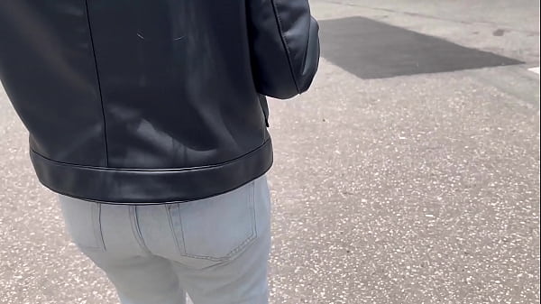 Public lesbian sex in amusement park (real)