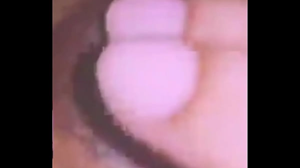 A fekete nő izgatottan maszturbál