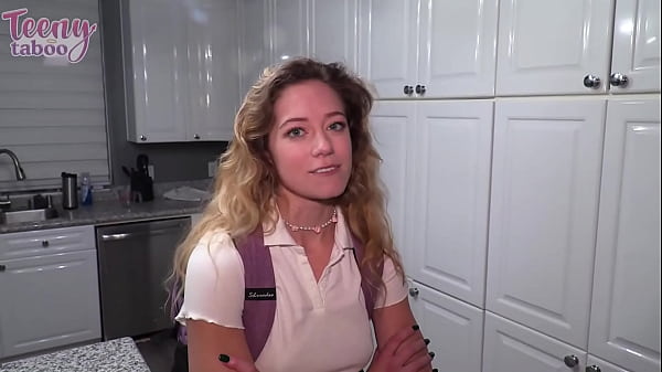 O padrasto pervertido Seth ensina à sexy River Lynn tudo sobre sexo tabu!