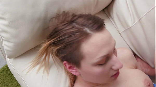 Jovem loira Christie Starr leva um pau fundo na bunda TE2959