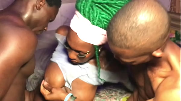 GANGBANG CADELA QUENTE POR UMA TAXA BARATA