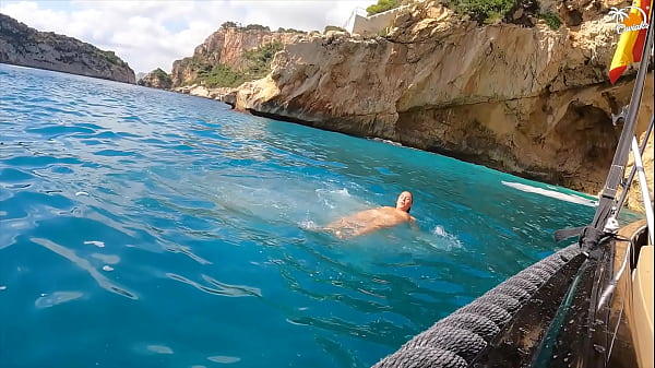 Risky blowjob on a boat - amateur couple