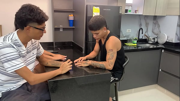 Kihasználom a munkanélküli latin lányt, hogy keményen megdughassam a seggében és beleélvezzek